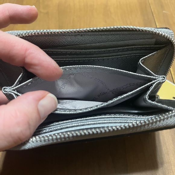 Brandnew Authentic Michael Kors Wallets. - Picture 3 of 4